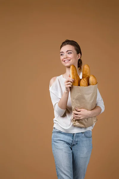 Mujer joven sosteniendo pan — Foto de Stock