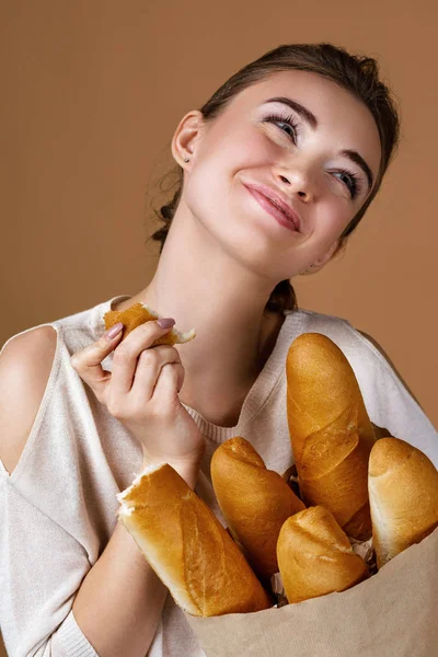 Mujer joven sosteniendo pan — Foto de Stock