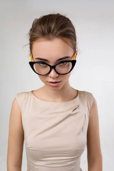 Modelo em vestido usando óculos — Fotografia de Stock