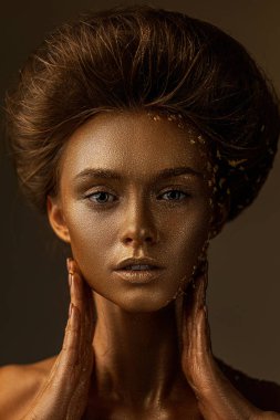 Tatilde altın gibi parlak profesyonel makyajlı bir kız..