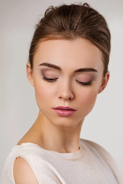 Dívka s perfektní pletí a make-up. — Stock fotografie