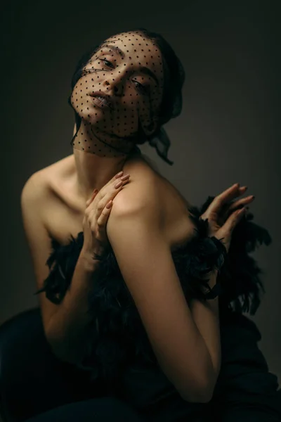 Элегантная девушка, позирующая в черной вуали — стоковое фото