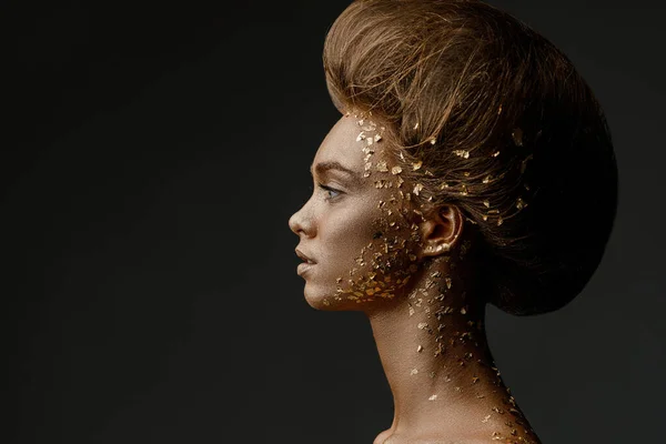 Μοντέλο κορίτσι με διακοπές χρυσό λαμπερό επαγγελματικό μακιγιάζ. — Φωτογραφία Αρχείου
