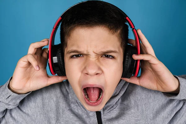 Niño niño disfruta escuchando música en los auriculares — Foto de Stock