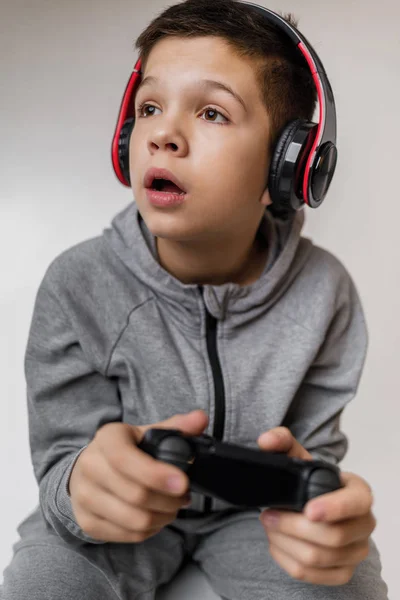 Kind jongen spelen van video games — Stockfoto