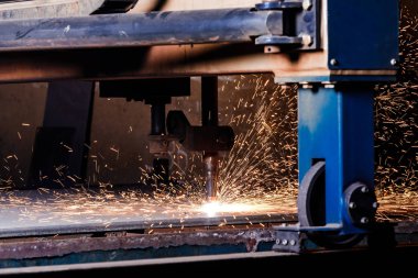 Metali cnc ile kesen plazma.