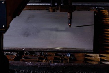 Metali cnc ile kesen plazma.