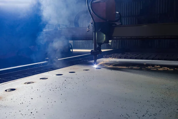 Corte por plasma de metal con un cnc . — Foto de Stock