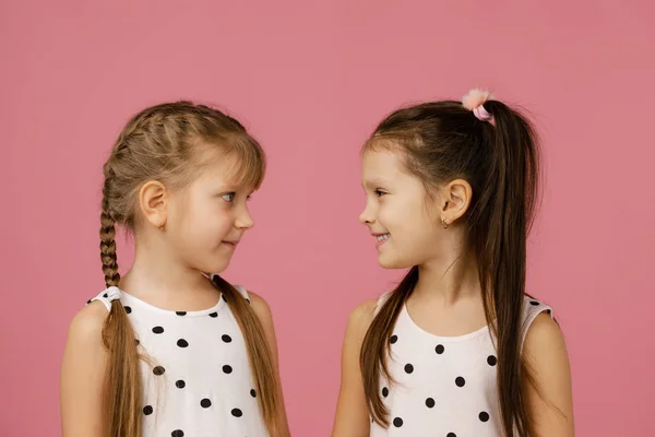 Dwa szczęśliwy piękne dziewczynki w sukience — Zdjęcie stockowe