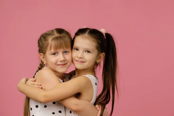 Twee mooie kleine meisjes knuffelen — Stockfoto