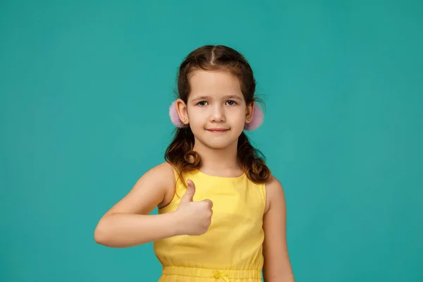 Heureux belle petite fille enfant en robe montrant pouces vers le haut — Photo