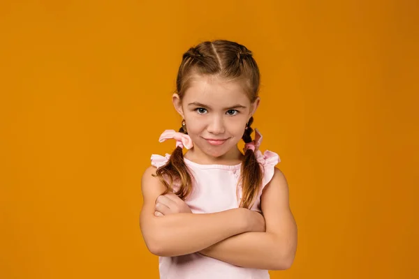 Beledigd verdrietig klein kind meisje in jurk — Stockfoto