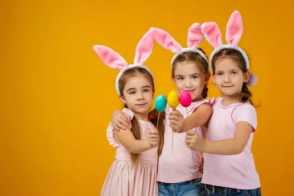 Ellerinde boyalı Paskalya yumurtaları tutan kız çocukları — Stok fotoğraf