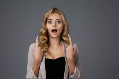 Gülümseyen genç kadın işaret ediyor