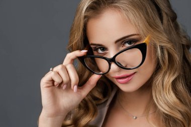 Gözlük takan genç kıvırcık kadın portresi