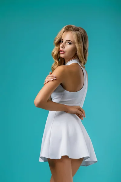 Sexy creț blondă femeie în rochie albă — Fotografie, imagine de stoc