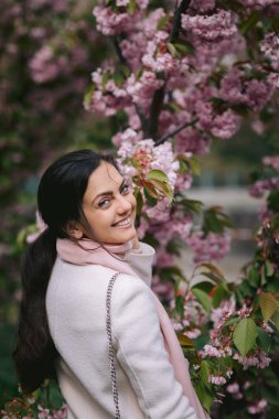 esmer kadın parkta bahar günü zevk