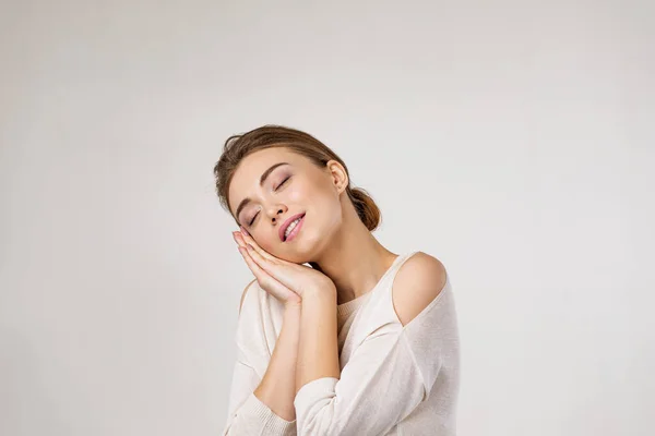 Bella donna sta mostrando il gesto del sonno — Foto Stock