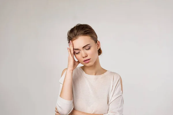 Giovane donna sensazione di stress e mal di testa — Foto Stock