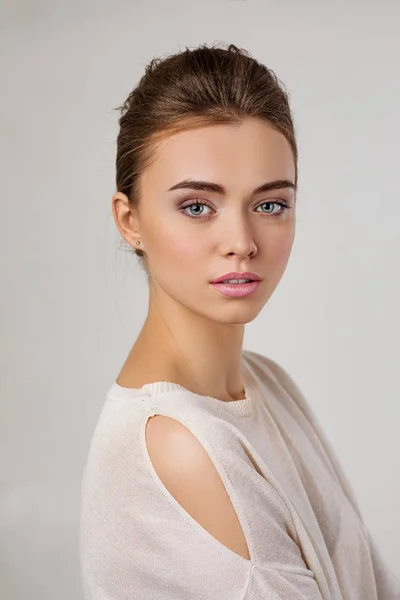 Mädchen mit perfekter Haut und Make-up. — Stockfoto