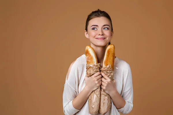 Jonge vrouw met brood — Stockfoto