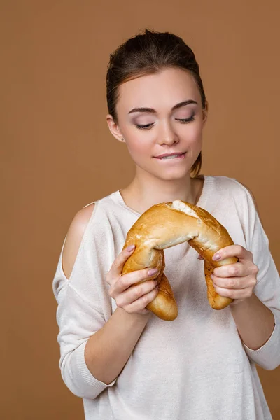 Mujer joven sosteniendo pan — Foto de Stock