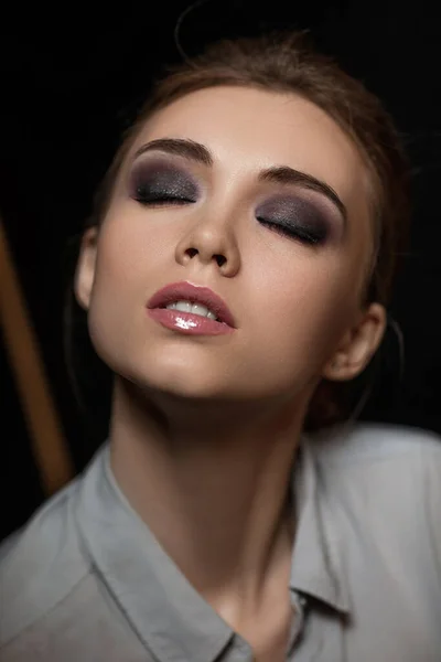 Retrato de mulher bonita com maquiagem de moda — Fotografia de Stock