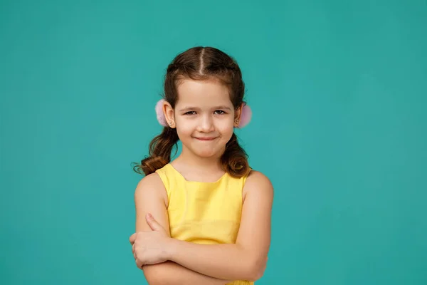 Carino sorridente bambina in cerca di fotocamera — Foto Stock