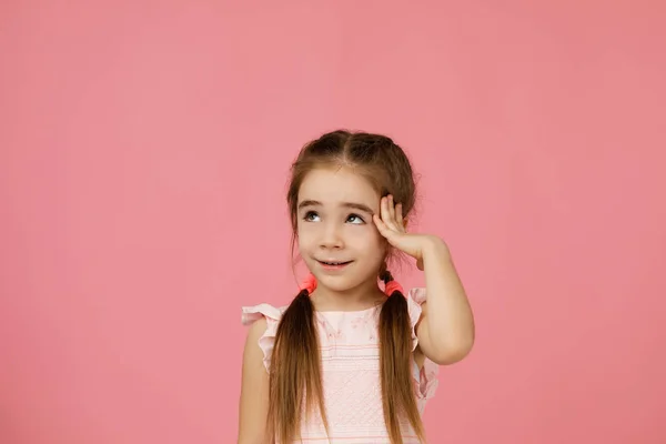 Schattig klein kind meisje in jurk denkt over iets — Stockfoto