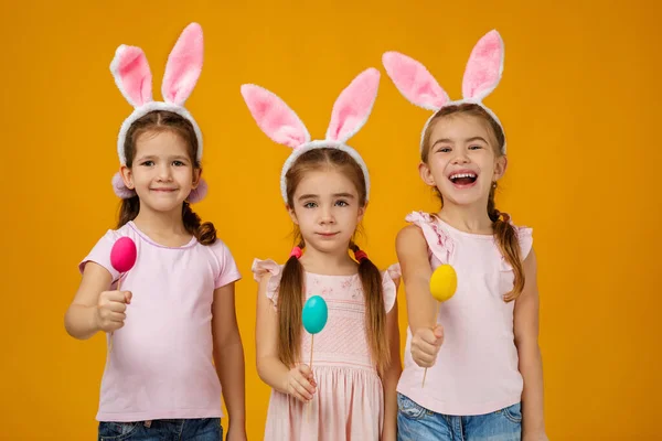 Ellerinde boyalı Paskalya yumurtaları tutan kız çocukları — Stok fotoğraf