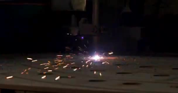 Промышленная плазменная резка металлической плиты — стоковое видео