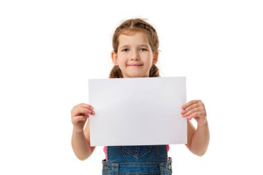 Boş duran mutlu tatlı kız çocuğu