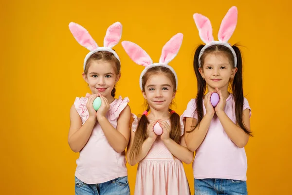 Bambine in possesso di uova di Pasqua dipinte — Foto Stock