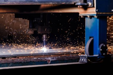Metali cnc ile kesen plazma.