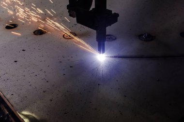Metali cnc ile kesen plazma.