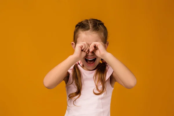 Bouleversée petite fille enfant pleure — Photo