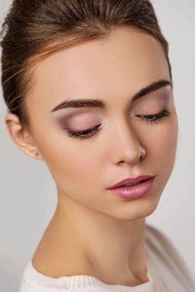 Meisje met perfecte huid en make-up. — Stockfoto