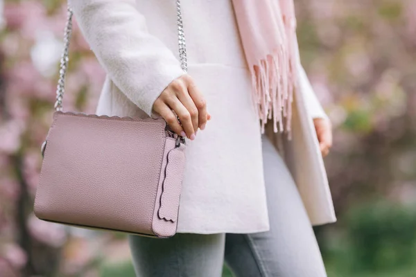 Mulher de casaco branco, cachecol e bolsa rosa — Fotografia de Stock