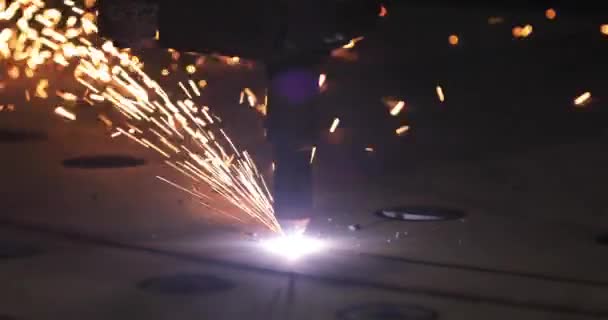 Industriële cnc plasma snijden van metalen plaat — Stockvideo