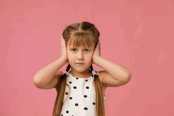 Bambina che si copre l'orecchio con la mano . — Foto Stock