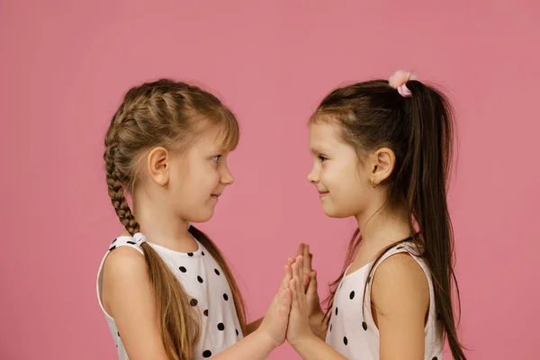 Två glada vackra små flickor i klänning — Stockfoto