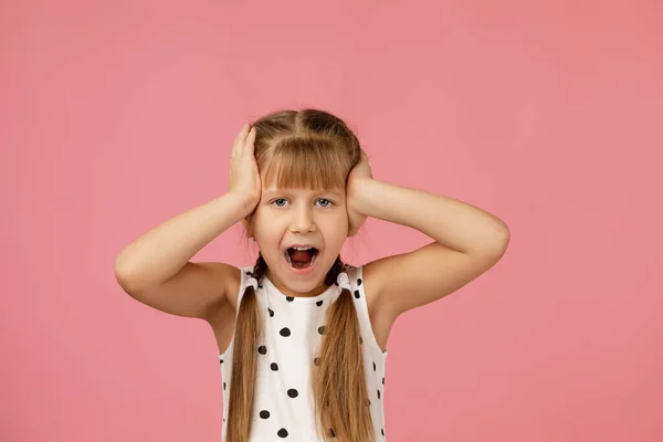 Gelukkig verrast mooi klein kind meisje in jurk — Stockfoto