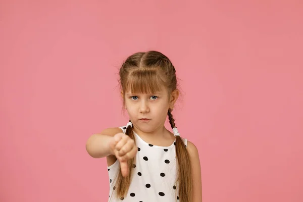Petite fille mignonne montrant les pouces vers le bas geste — Photo