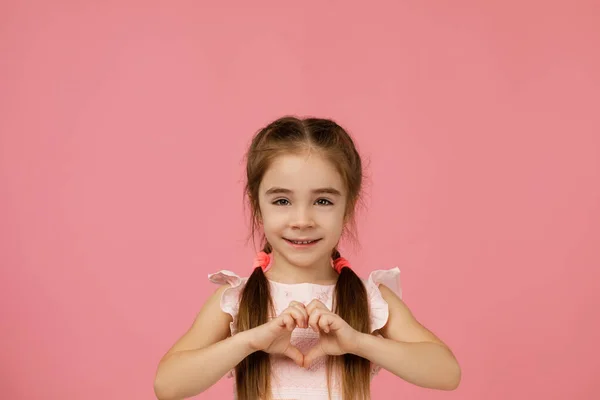 Schattig lachend klein kind meisje maken hart-vorm gebaar — Stockfoto