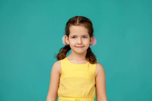 Schattig glimlachend klein kind meisje op zoek naar camera — Stockfoto