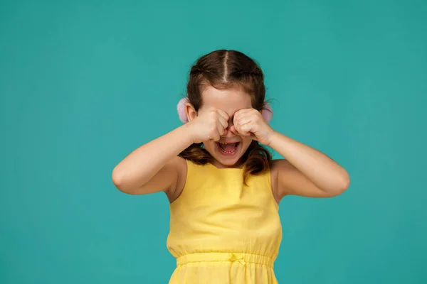 Bouleversée petite fille enfant pleure — Photo