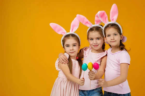 Ellerinde boyalı Paskalya yumurtaları tutan kız çocukları — Stok fotoğraf