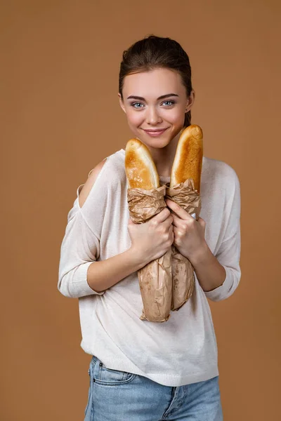 Mujer joven sosteniendo pan — Foto de Stock