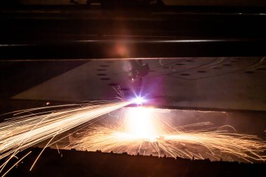 Metali cnc ile kesen plazma.