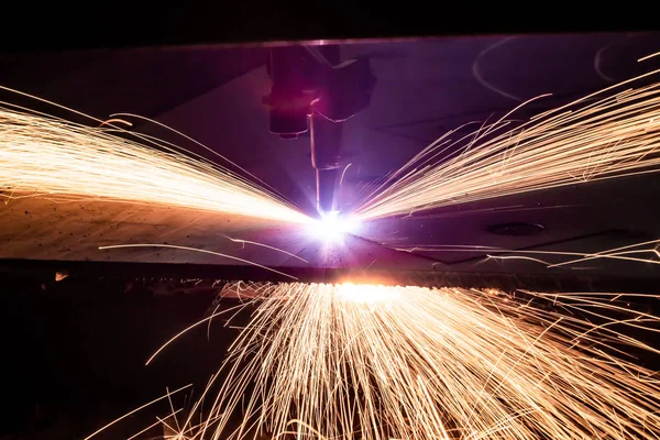 Plasmaschneiden von Metall mit einem cnc. — Stockfoto